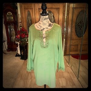 CASLON GREEN V NECK TOP